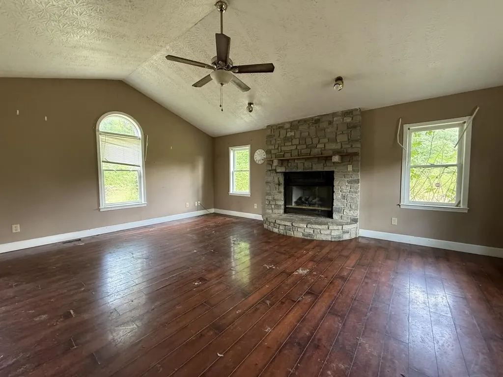 2932 Maret Cemetery Road Mt Vernon KY 40456