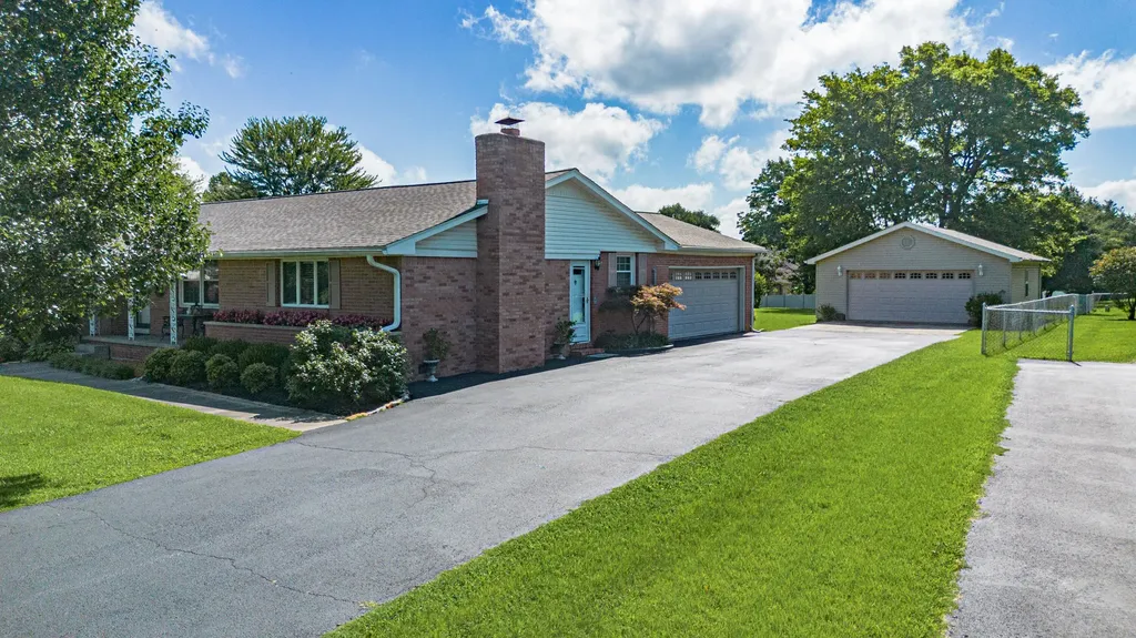 160 Charlotte Ann Drive Paducah KY 42001