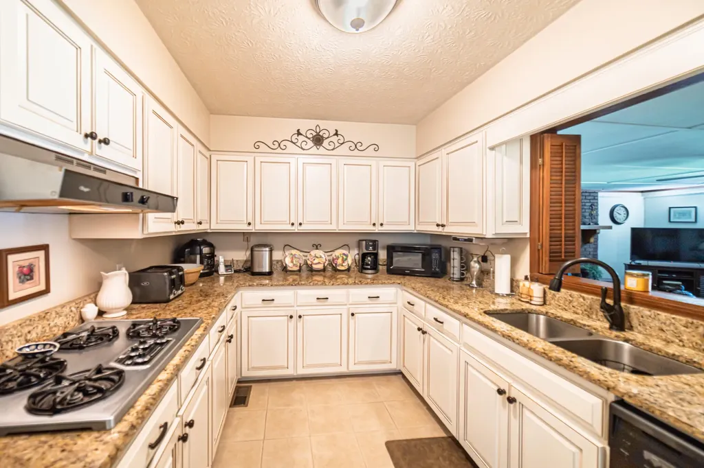 160 Charlotte Ann Drive Paducah KY 42001