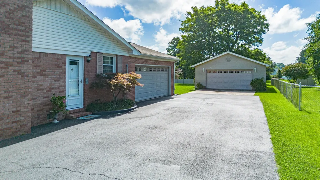 160 Charlotte Ann Drive Paducah KY 42001