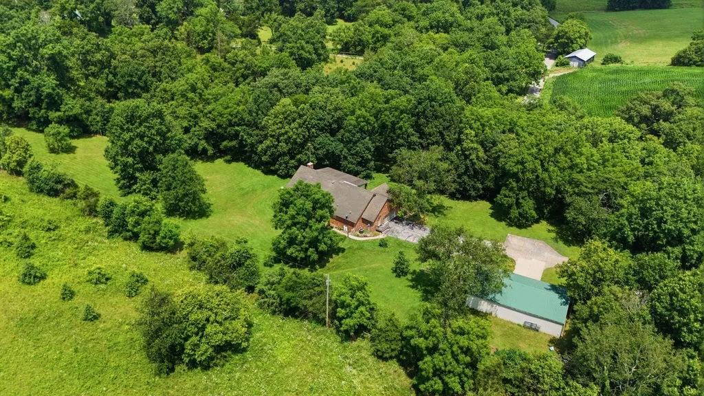 1077 Hammonds Creek Road Lawrenceburg KY 40342