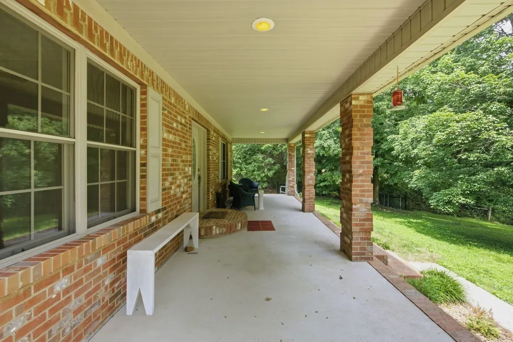 1077 Hammonds Creek Road Lawrenceburg KY 40342
