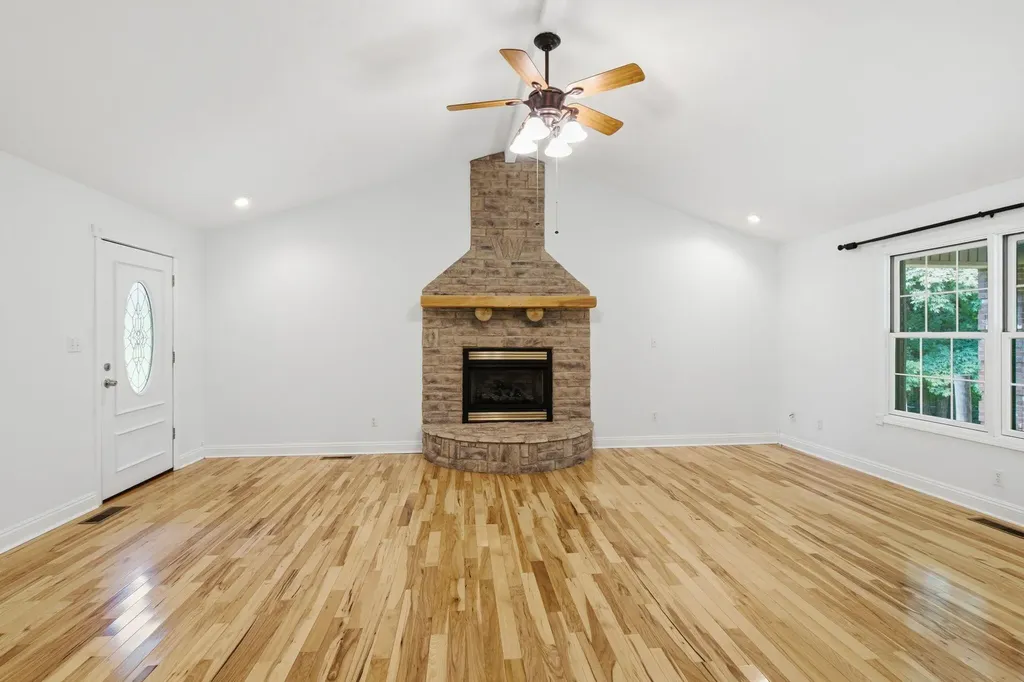 1077 Hammonds Creek Road Lawrenceburg KY 40342