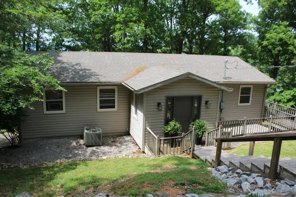 760 Barrett Road Eddyville KY 42038