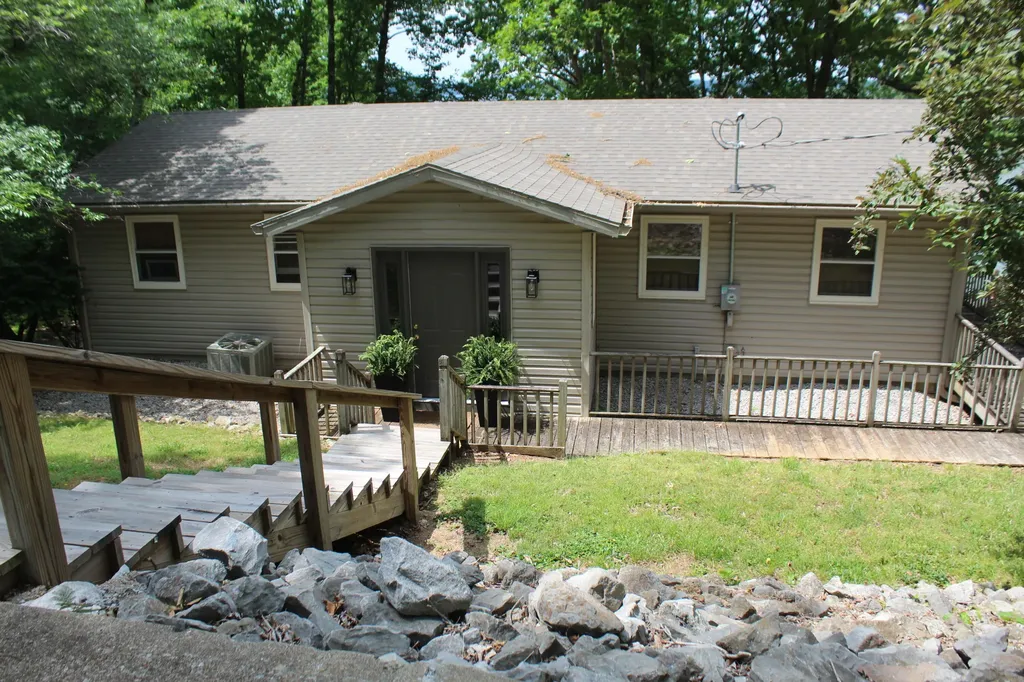760 Barrett Road Eddyville KY 42038