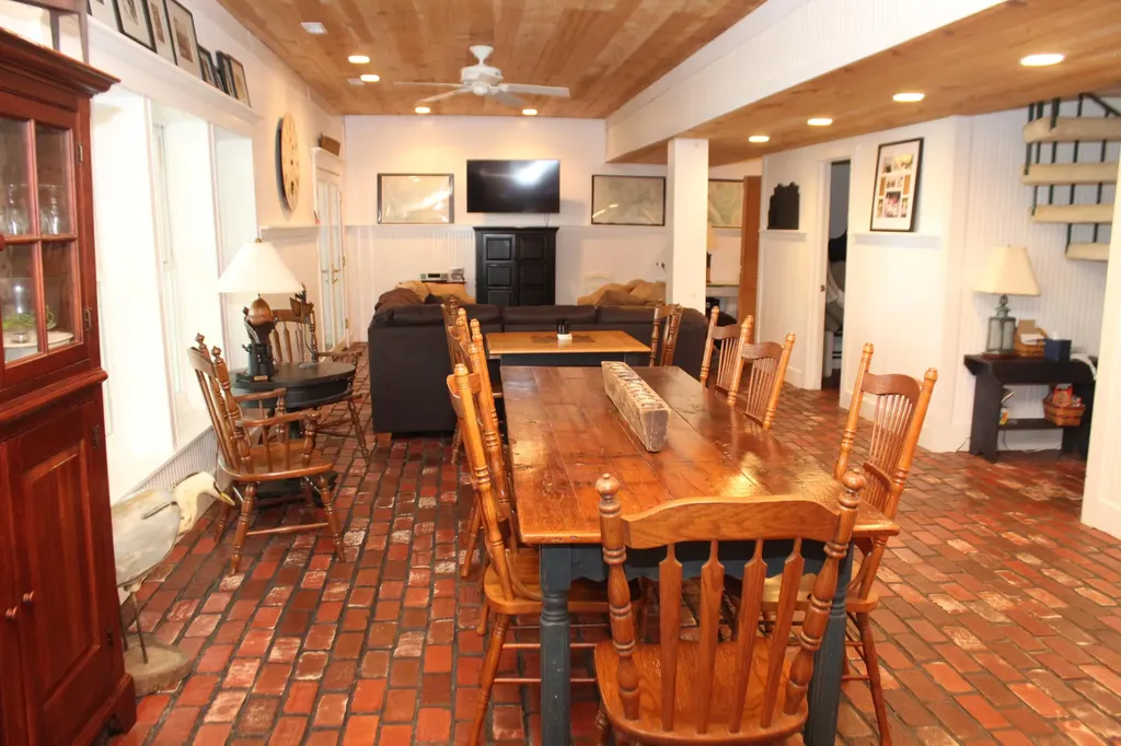 760 Barrett Road Eddyville KY 42038