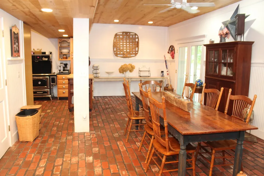 760 Barrett Road Eddyville KY 42038