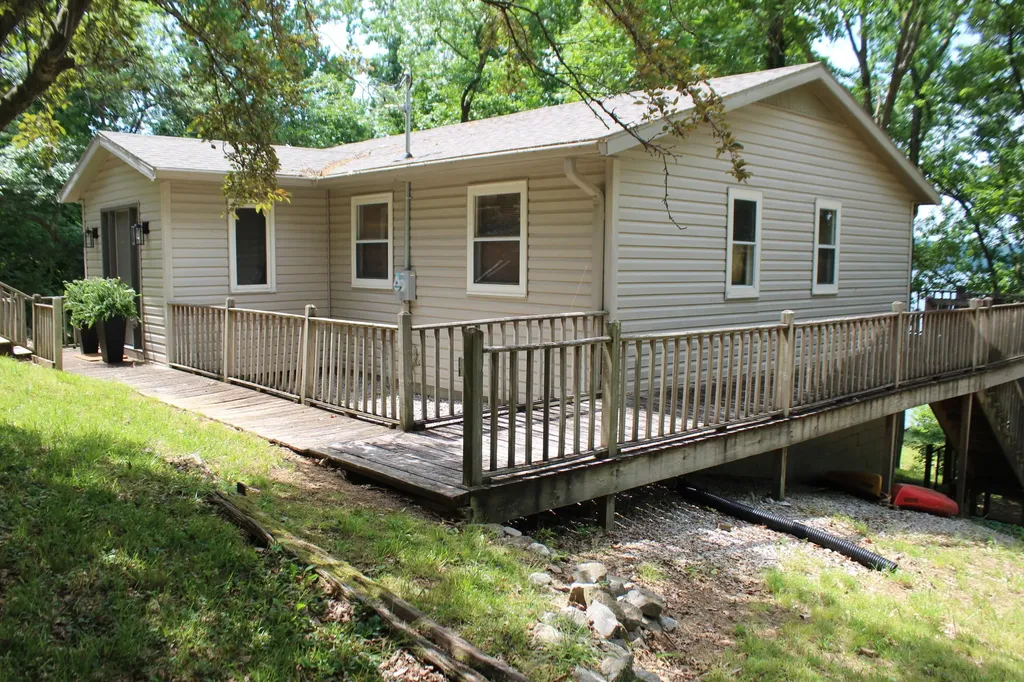 760 Barrett Road Eddyville KY 42038