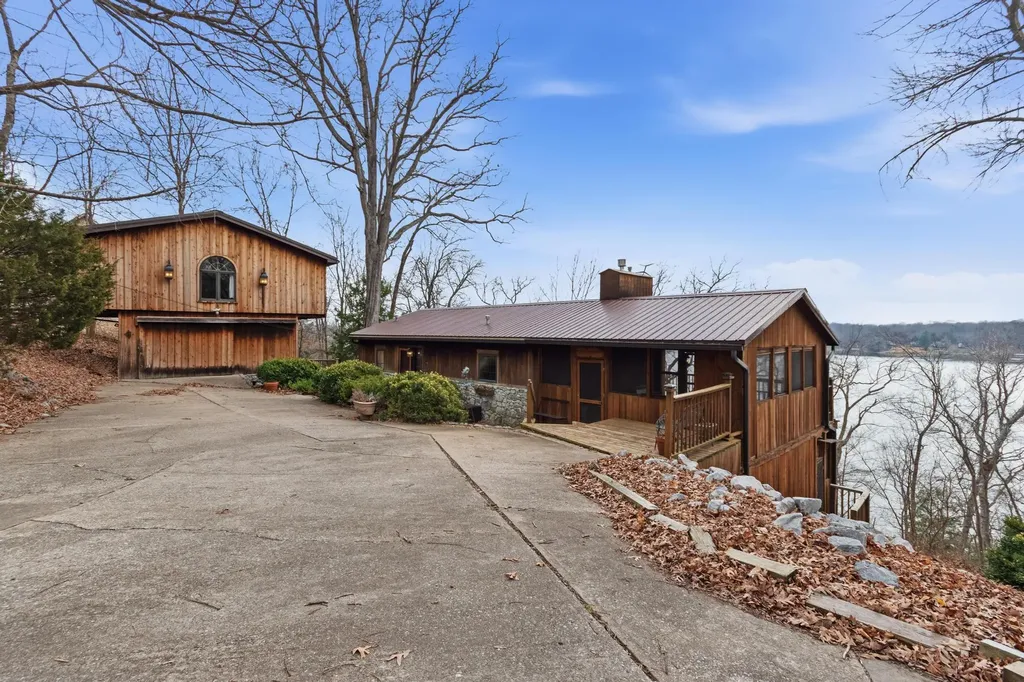 290 Deer Run Road Eddyville KY 42038