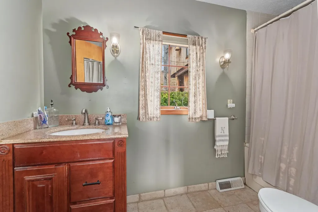 290 Deer Run Road Eddyville KY 42038