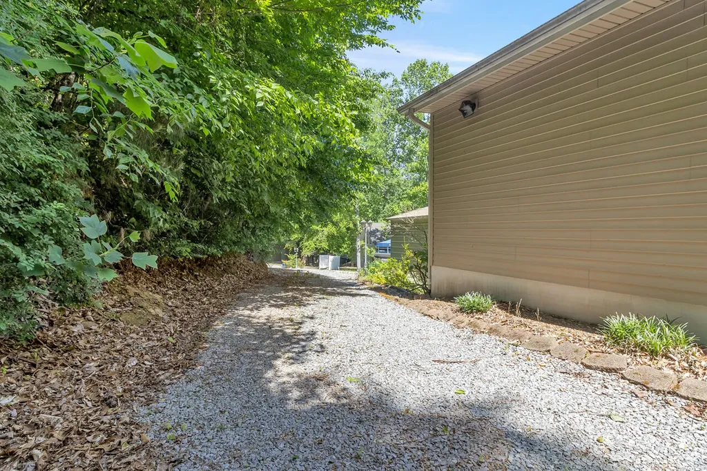 1865 R Whittaker Road Lewisburg KY 42256