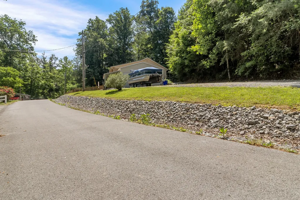 1865 R Whittaker Road Lewisburg KY 42256