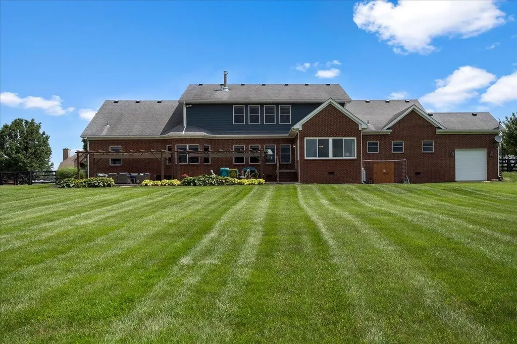 210 Colonial Drive Versailles KY 40383