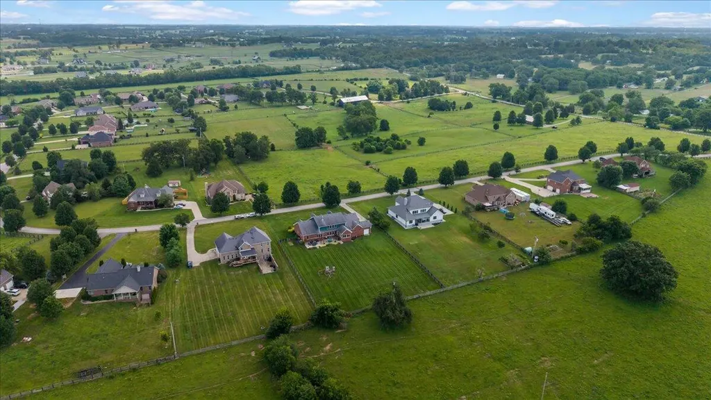 210 Colonial Drive Versailles KY 40383