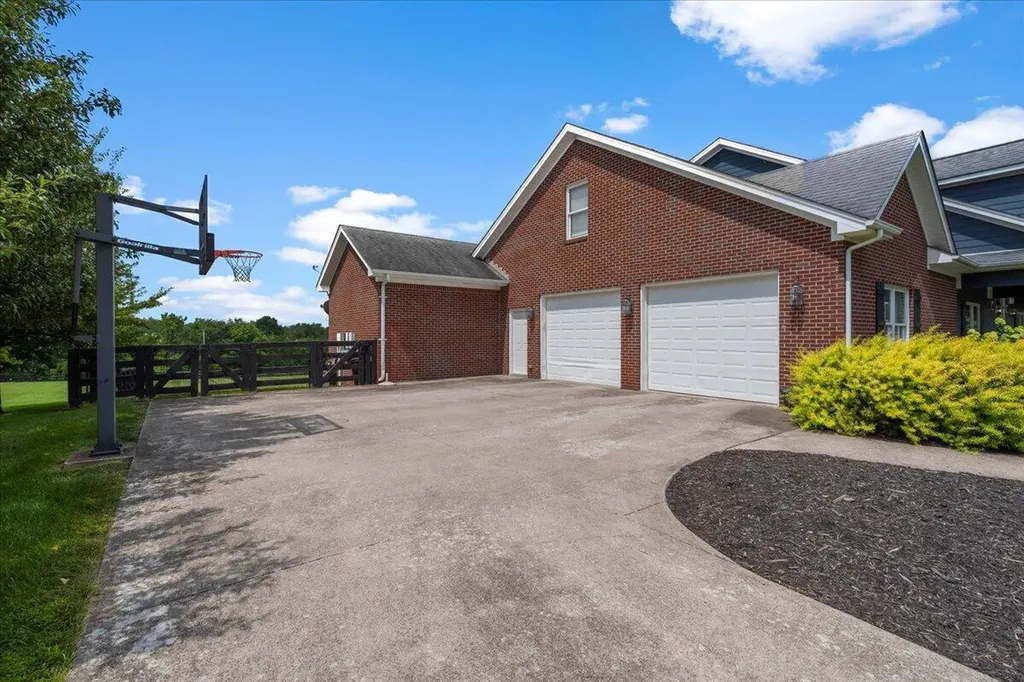 210 Colonial Drive Versailles KY 40383