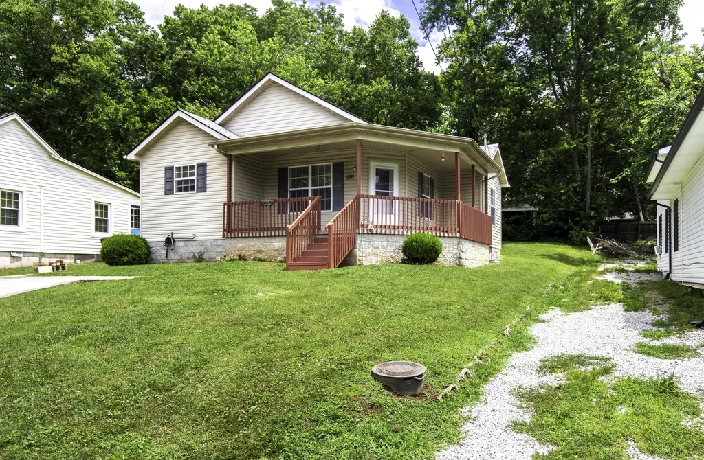 322 2nd Street Midway KY 40347