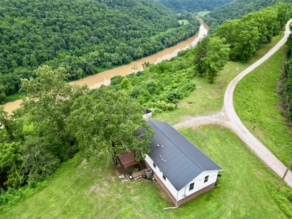 301 T Estes Road Beattyville KY 41311