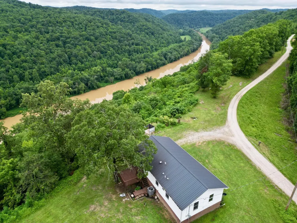 301 T Estes Road Beattyville KY 41311