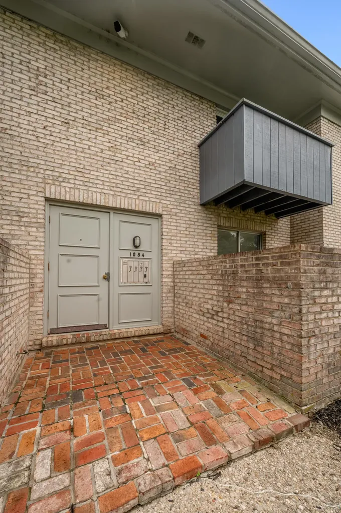 1084 Armstrong Mill Road Lexington KY 40517