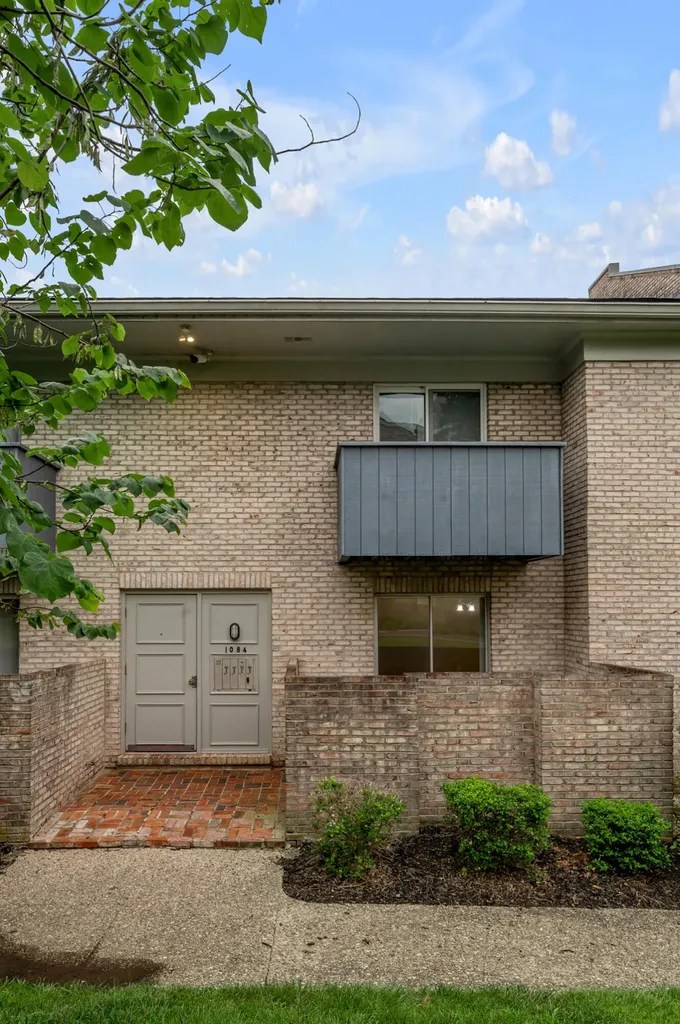1084 Armstrong Mill Road Lexington KY 40517