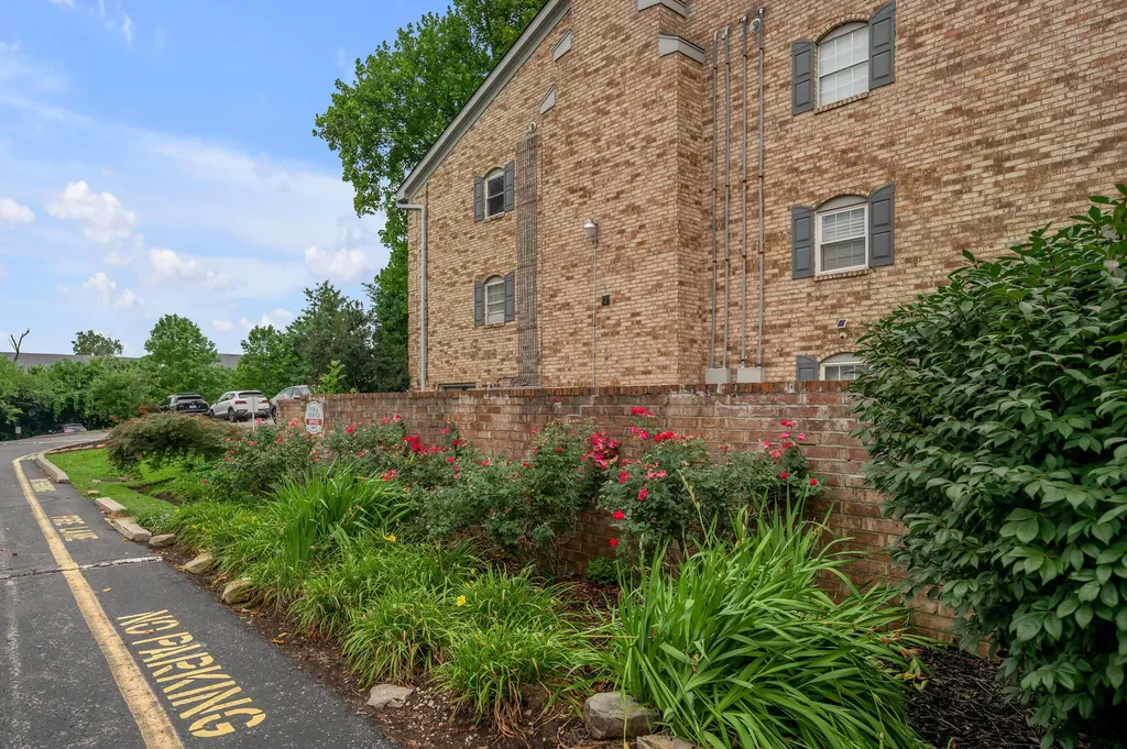 1084 Armstrong Mill Road Lexington KY 40517