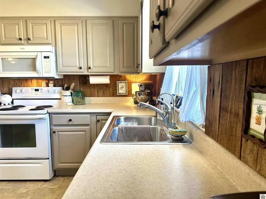 1674 W Us-60 Highway Ledbetter KY 42058