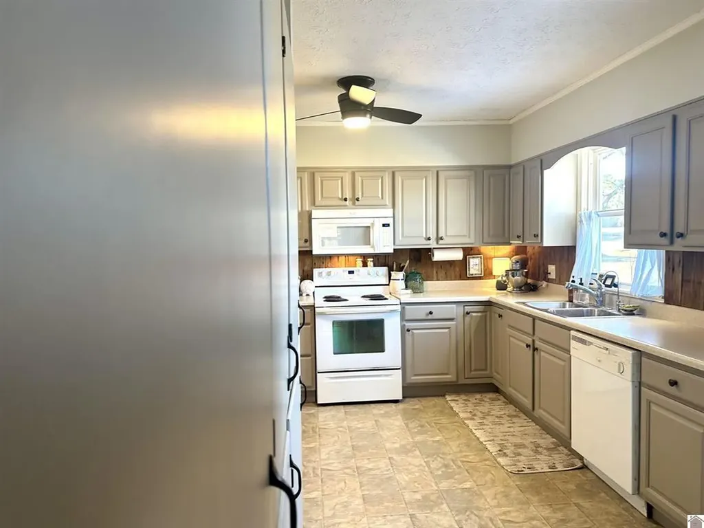 1674 W Us-60 Highway Ledbetter KY 42058