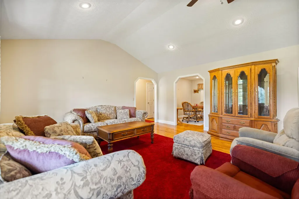 85 E Cherry Drive Science Hill KY 42553