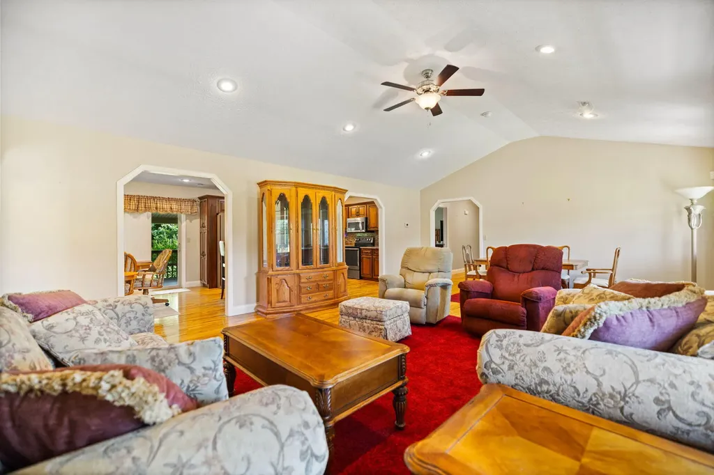 85 E Cherry Drive Science Hill KY 42553