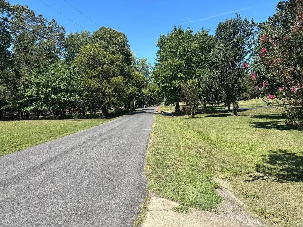 636 Oaks Country Club Road Murray KY 42071