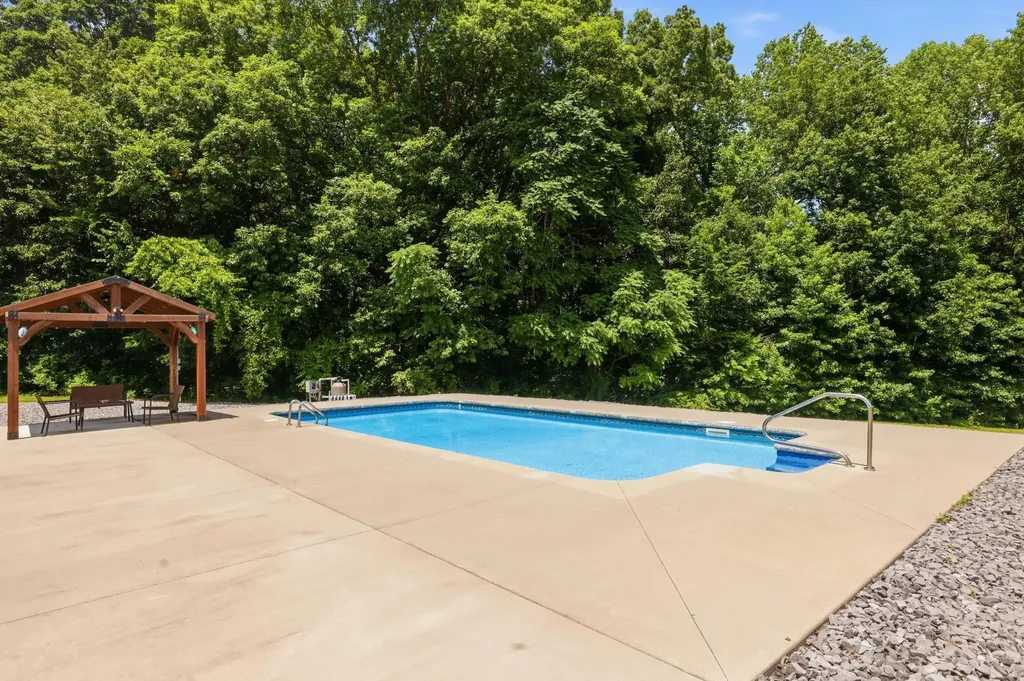 5279 E State Line Road Hazel KY 42049
