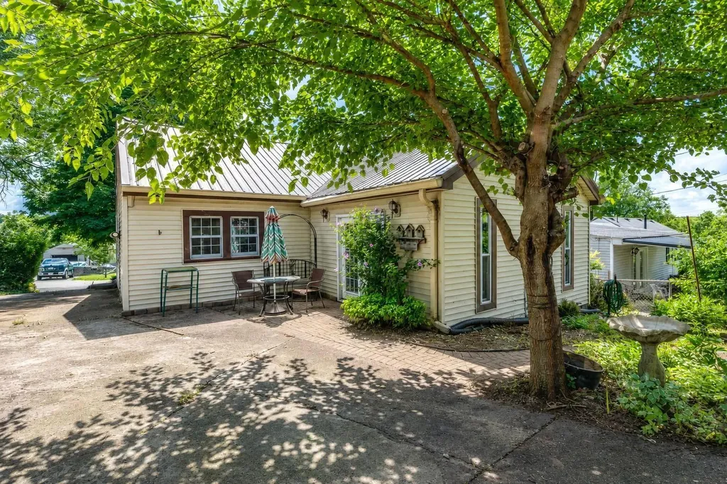64 Horseshoe Drive Paris KY 40361