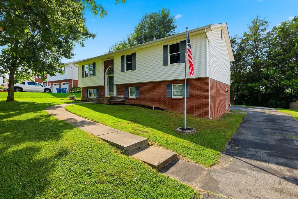 1336 Bonnie Blue Loop Lawrenceburg KY 40342