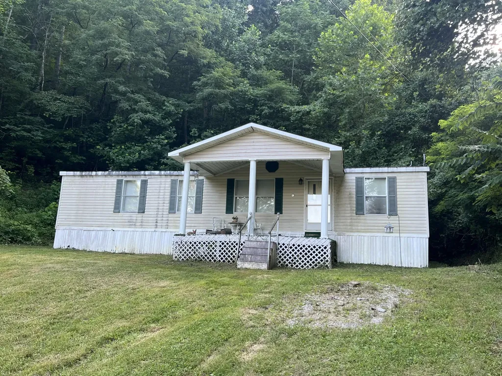697 Hampton Cemetery Road Girdler KY 40943