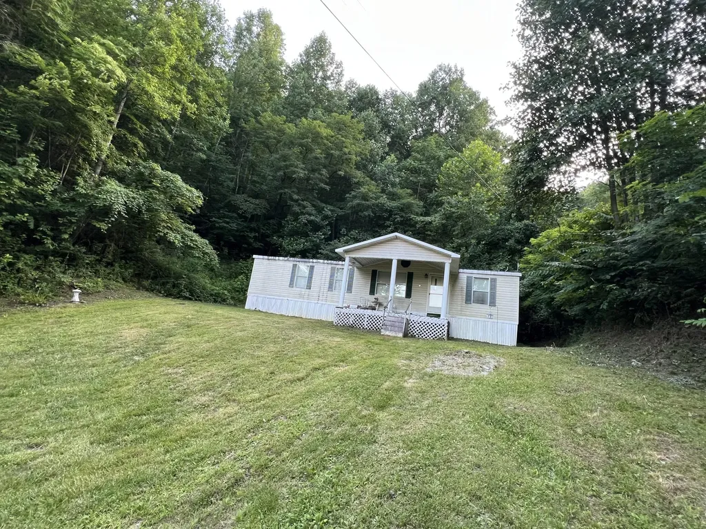 697 Hampton Cemetery Road Girdler KY 40943