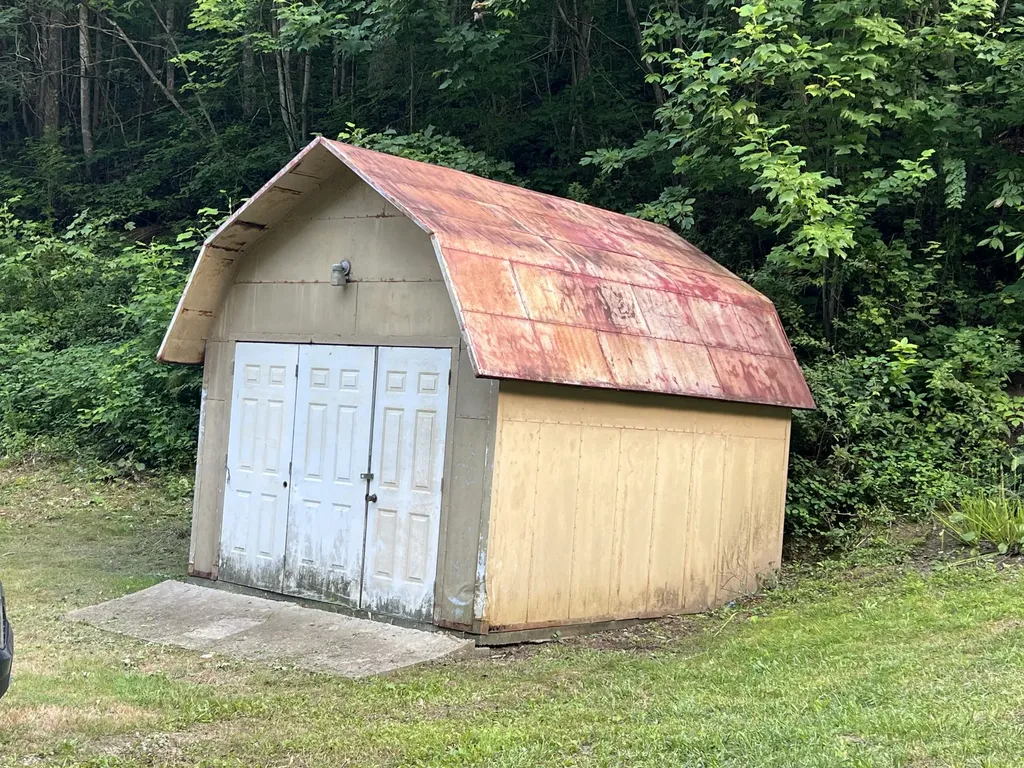 697 Hampton Cemetery Road Girdler KY 40943