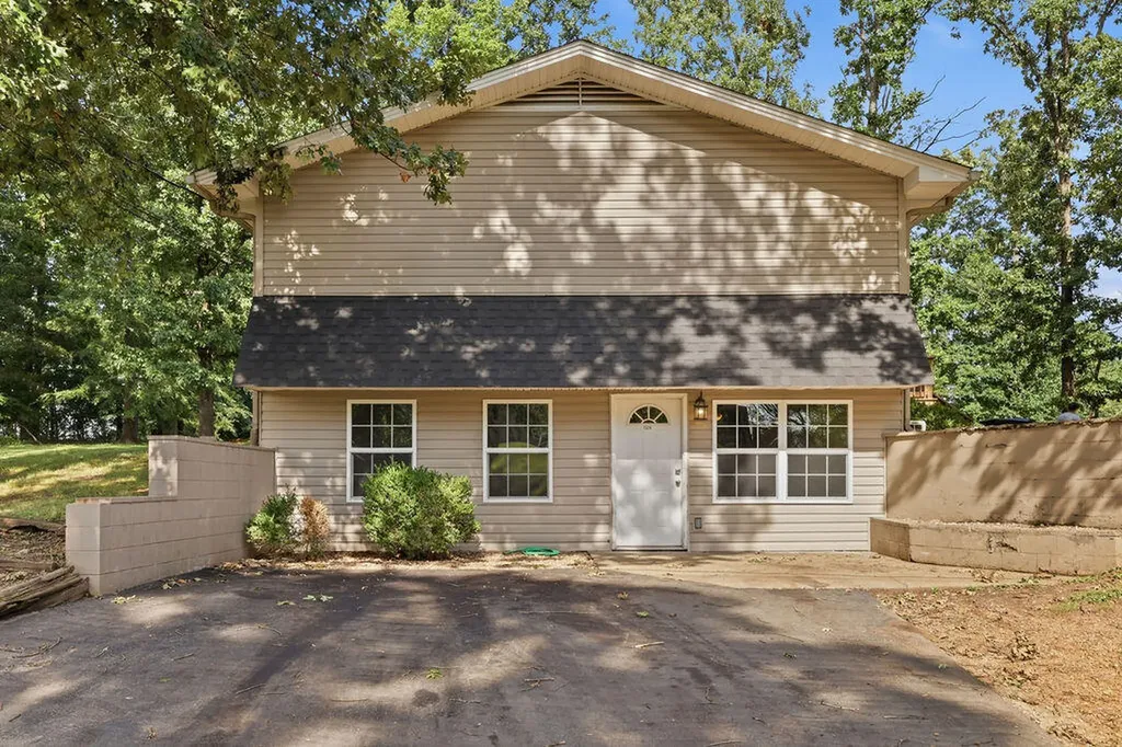 1326 Diuguid Drive Murray KY 42071