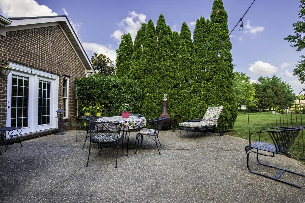 225 Helmsley Lane Versailles KY 40383