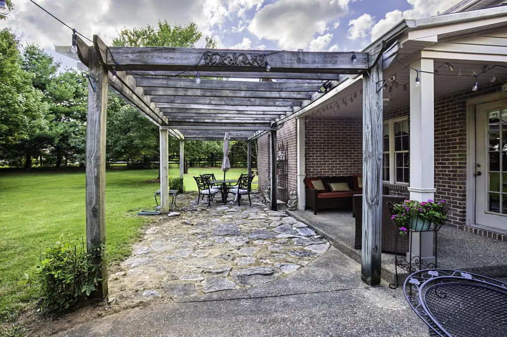225 Helmsley Lane Versailles KY 40383