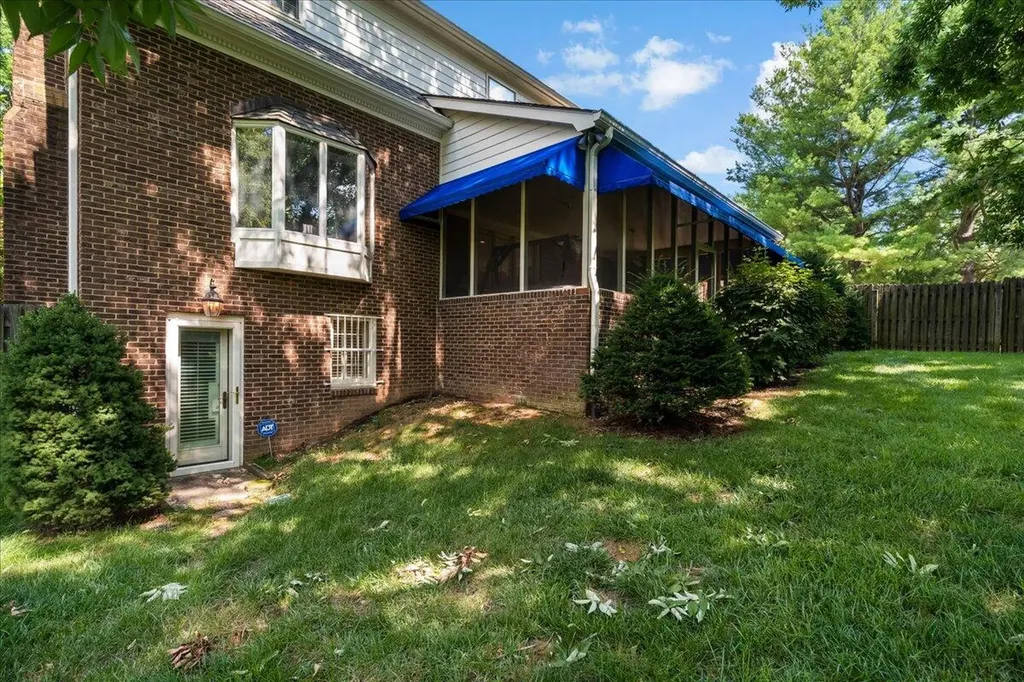 709 Turf Court Lexington KY 40502