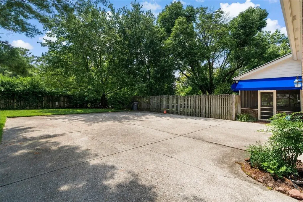 709 Turf Court Lexington KY 40502