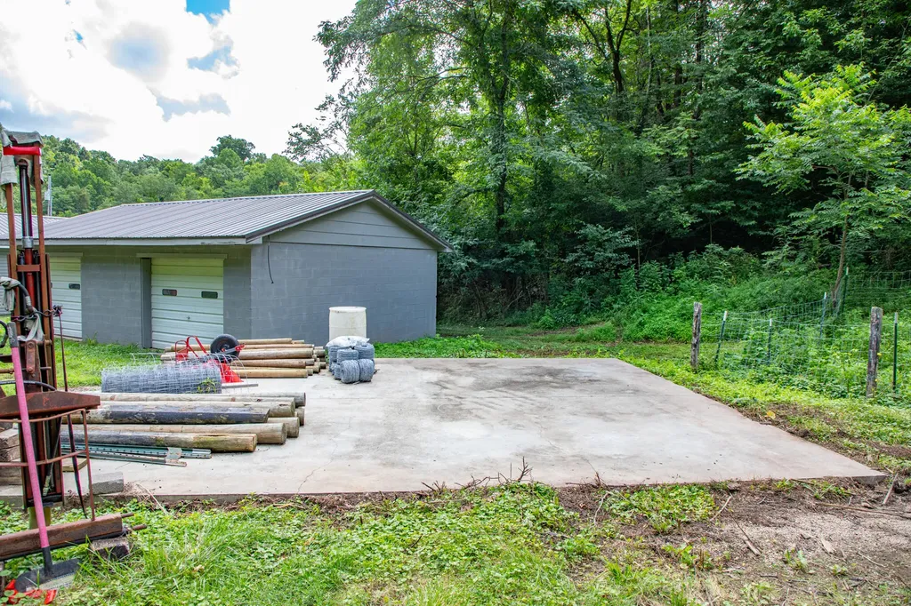 90 Trevor Lane Burkesville KY 42717