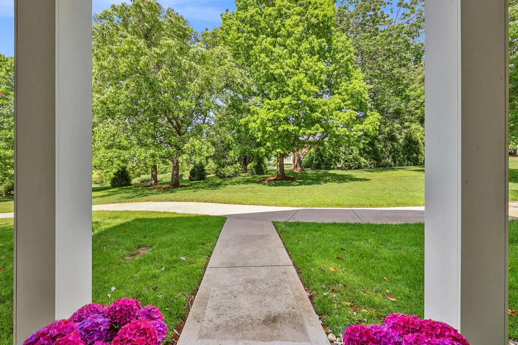 2221 Patchen Lake Lane Lexington KY 40505
