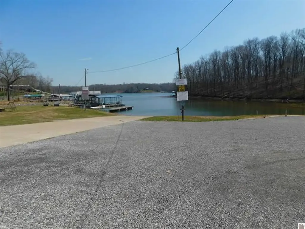 138 White Dove Lane Gilbertsville KY 42044