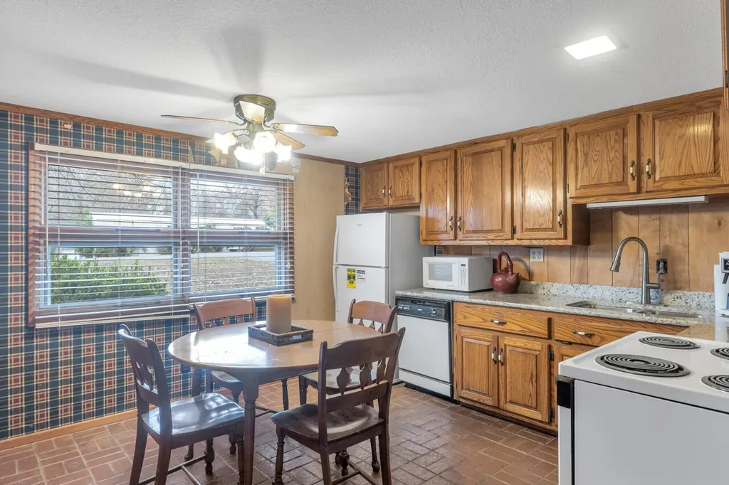 38 Elmhurst Lane Murray KY 42071