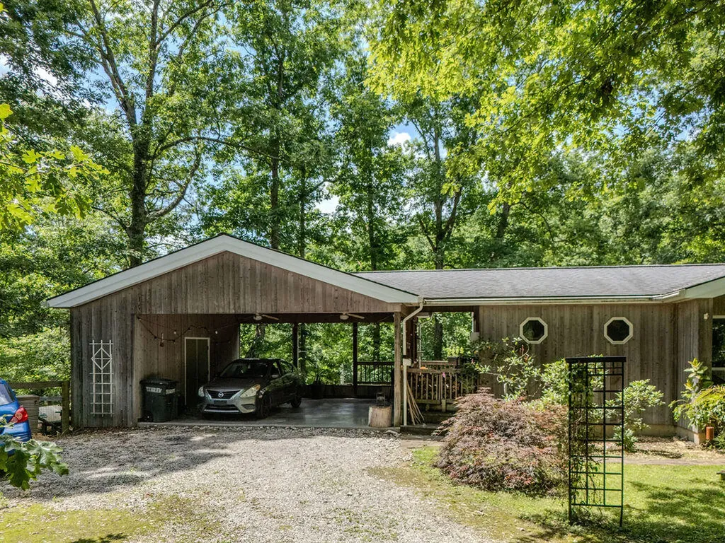 9127 Leatherwood Salt Lick KY 40371