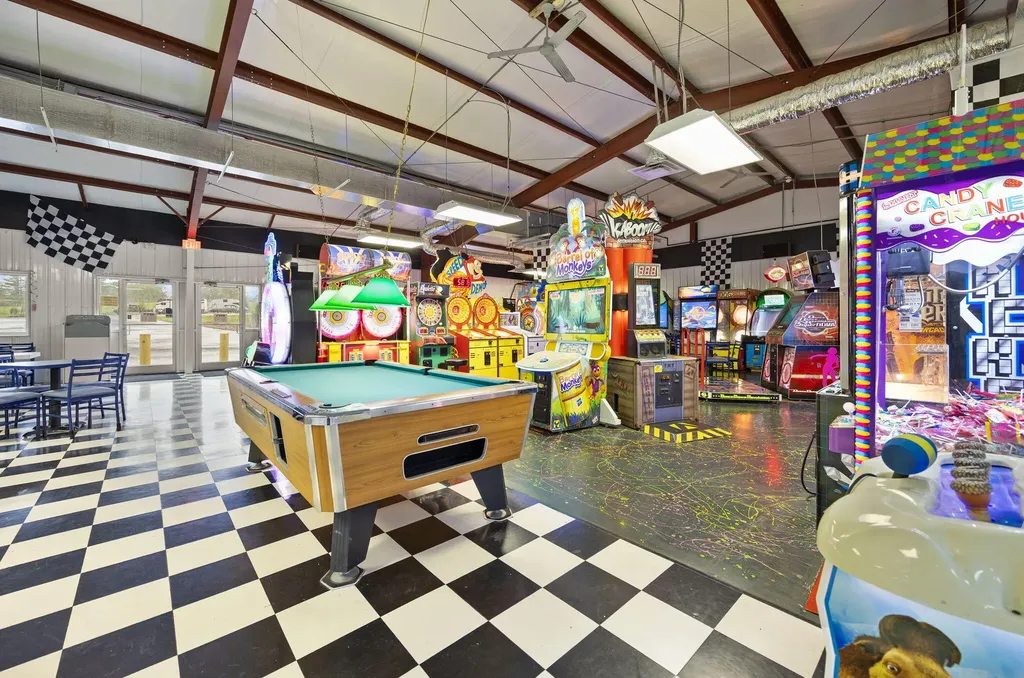 2367 U.s. 127 Business Jamestown KY 42629