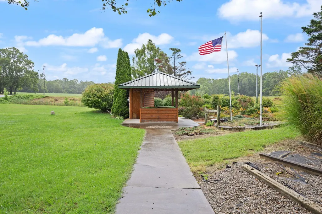 2367 U.s. 127 Business Jamestown KY 42629