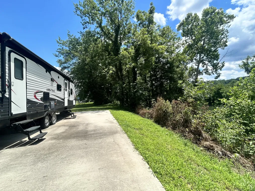 15 River Spur West Columbia KY 42728