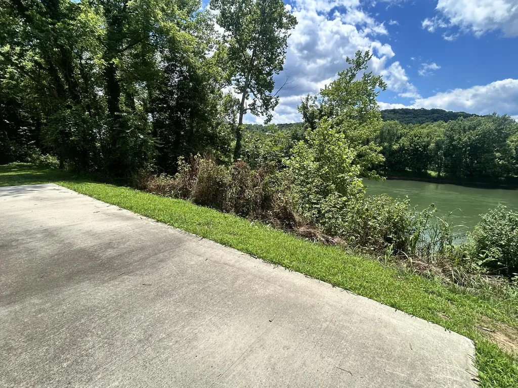 15 River Spur West Columbia KY 42728